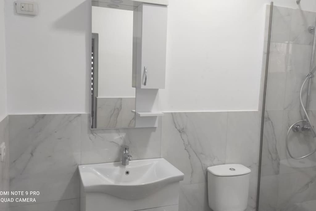 Villa Besnik, Rooms For Rent Vlore Exterior photo